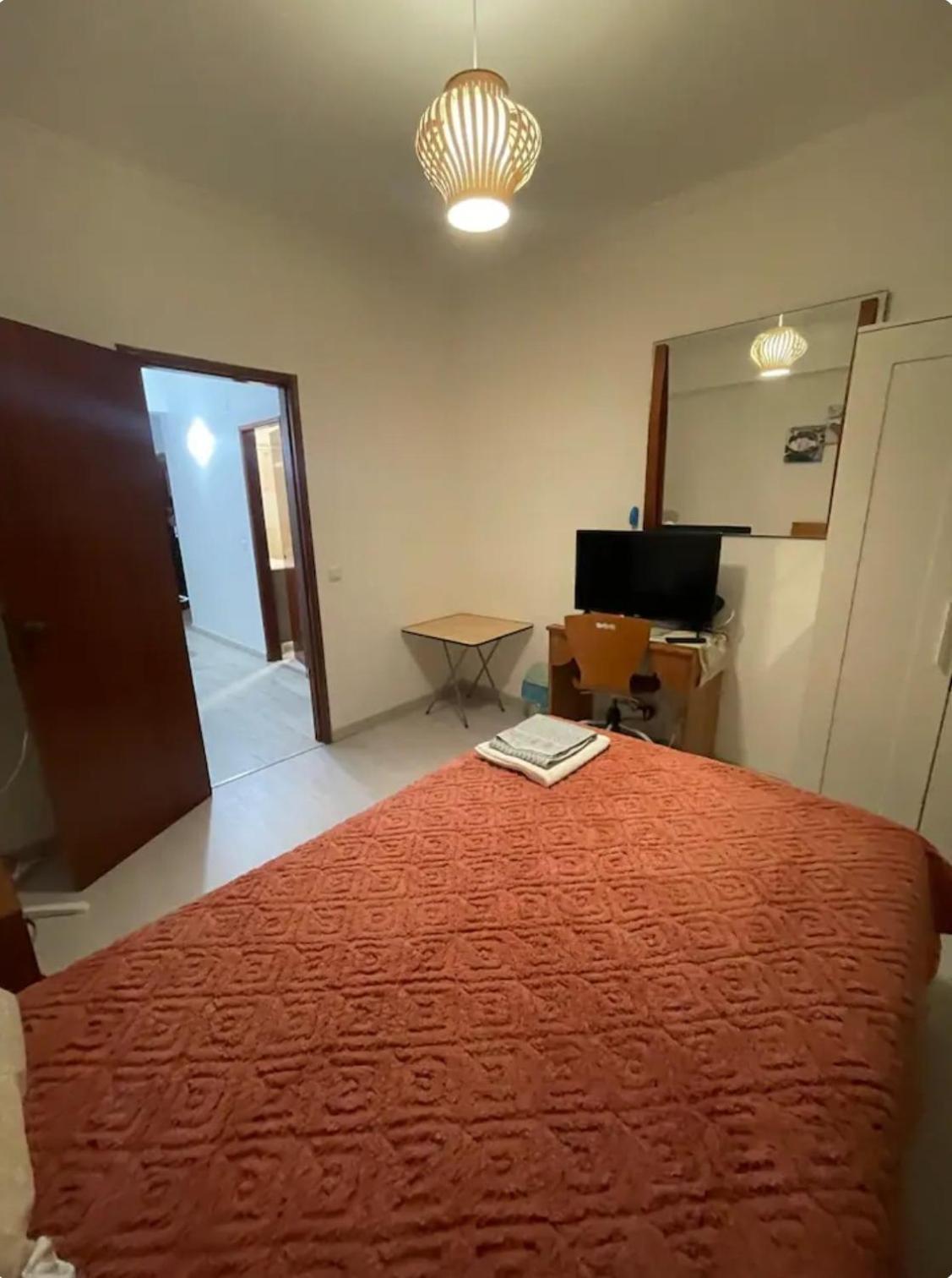 Quarto Calmo E Acolhedor Apartment Almada Exterior photo